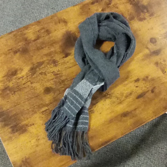 FIDEL VERTASLATE SOPHISTICATION: DARK GRAY DESIGNER WOOL SCARF - Picture 3 of 3